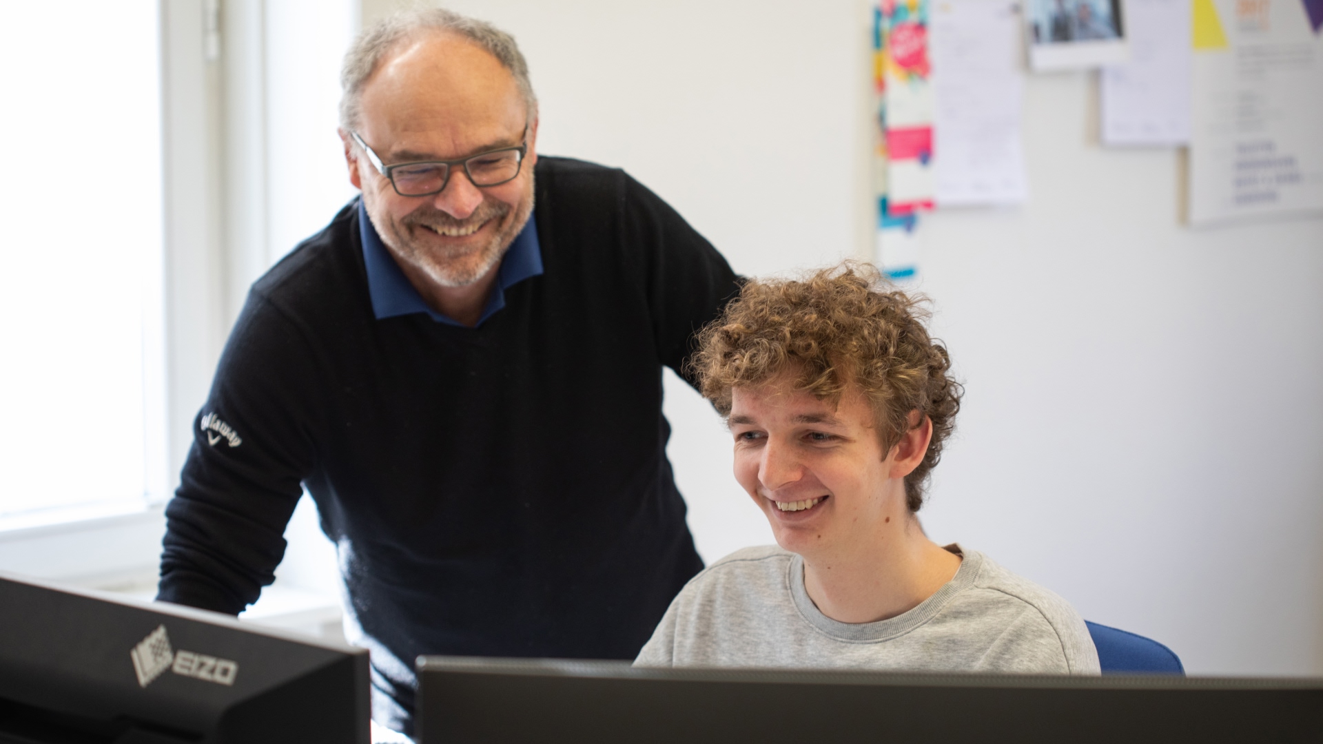 Ausbilder Karl-Heinz Rasch und Auszubildender Kyrylo Todorika am Computer